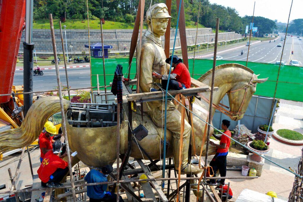 စစ်အစိုးရသည် ၂၀၂၁ ခုနှစ်တွင် အာဏာသိမ်းပြီးနောက်ပိုင်း ရုပ်တုအနည်းဆုံး ၁၂ ခုကို ဖယ်ရှားခဲ့ပြီး ၎င်...